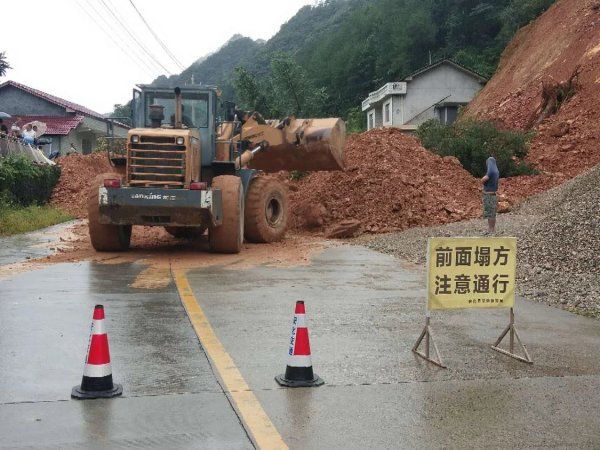 益阳|益阳安化县公路部门积极抢通塌方路段