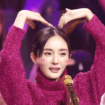 简单|杨幂就是个“小腰精”,T恤配休闲裤照样穿出时尚,又美又飒