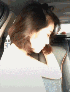  真实|搞笑GIF趣图：妹子这么漂亮，怎么一拍视频就暴露真实性格了呢？