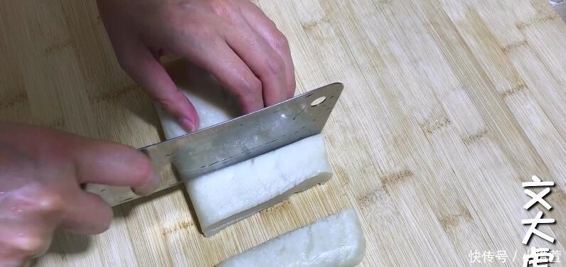  开水烫|糯米粉开水烫一烫，比年糕简单，比糍粑好吃，一学就会