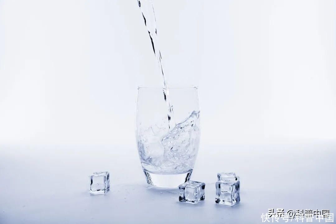 喝有温度的热水能减肥吗(喝热水能提高体温，甚至还能减肥？千万别再信了)