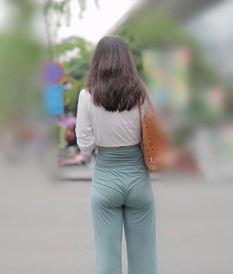 柔软|街拍：束腰长裤配白色长袖，质料柔软穿着更舒适