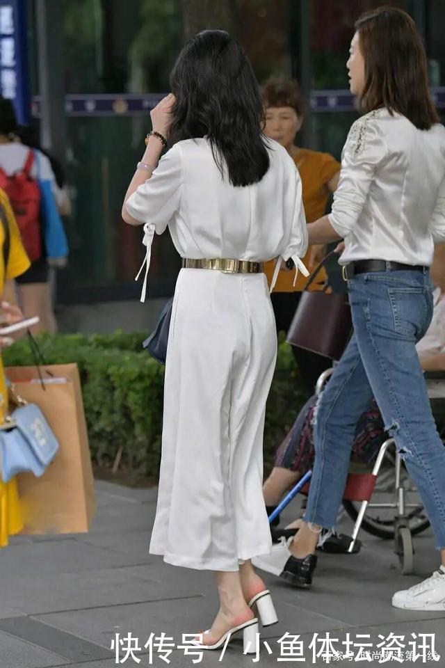 轻女孩|过了40岁的女人，夏季尽量选择阔腿裤，时髦显瘦又吸睛！