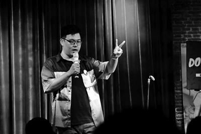  开放|这场脱口秀“开放麦”赢得满堂彩