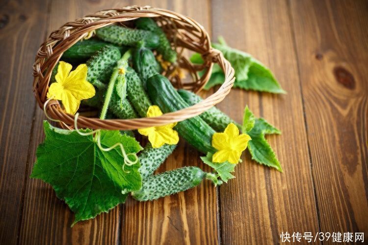激素黄瓜和正常黄瓜的区别(​黄瓜是“激素瓜”，常吃有毒还致癌？提醒：这种黄瓜确实要少吃)