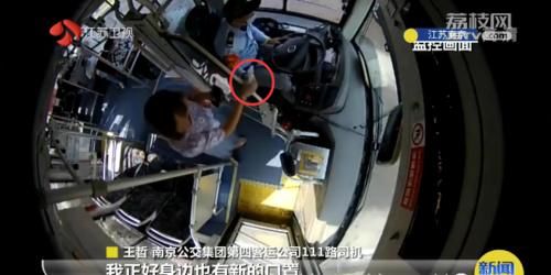 公交|“都等你好几个小时了!”女乘客硬塞给公交司机一大包东西…