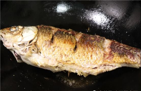  活蹦乱跳|大厨将一大瓶雪碧倒入鱼桶中，不到一分钟，鲫鱼的反应真的绝了