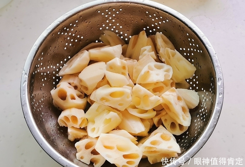 汤汁|初秋,白莲藕这样做又香又面,汤汁拌饭丁点不剩,家人都爱吃!