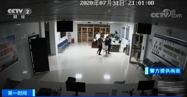 女友|遇到扫码就躲！他还把存款、车、店全放女友名下，警察调查发现...