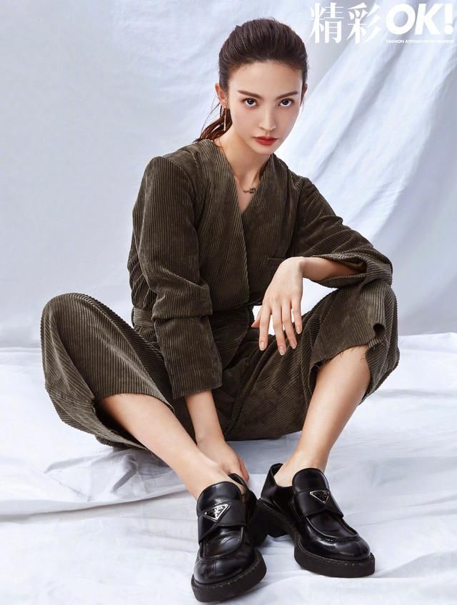  气质|金晨最新时尚大片释出，蓝色毛衣配半身裙，优雅知性气质超好