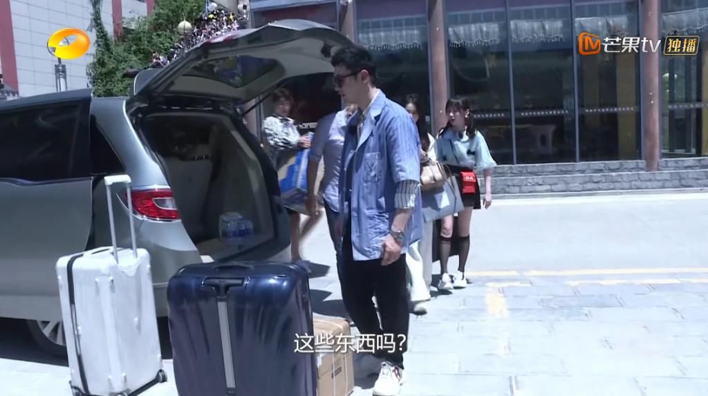  预告|预告曝光！黄晓明帮赵丽颖拎箱子超绅士，节目组故意整蛊败好感？