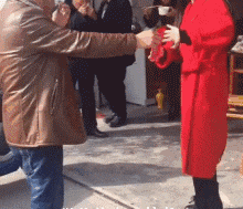  丢人|搞笑GIF趣图：我都想直接下去不表演了，太丢人了