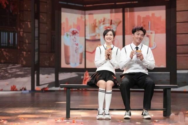  谢娜|谢娜被曝退出《快本》，微博认证引争议，她发文表态