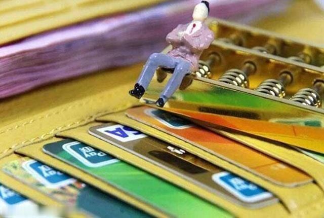 消费|11年后，200元变3.2万，给持卡人“敲警钟”，信用卡不能这样用