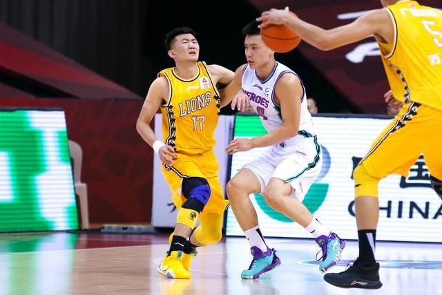  广厦|狼狈！孙铭徽挑翻郭艾伦，却被21岁CBA新秀打急眼了