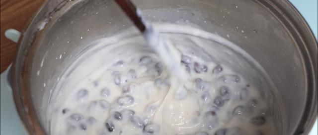 牛奶|牛奶别直接喝了,加红豆这样做,益气补血又解暑,一口一个超舒服