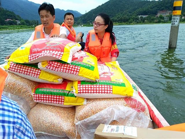 社区|安徽安庆暴雨近五百人被困，社区人员开船配送生活物资