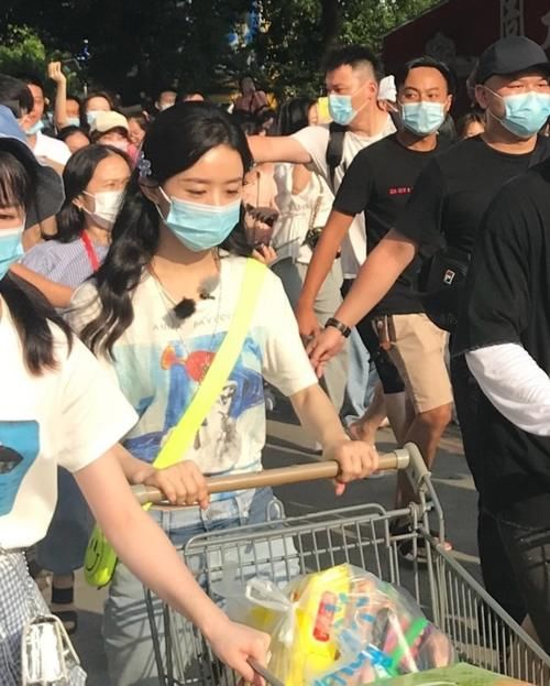  妈妈|赵丽颖《中餐厅》买食材被拍，生图下气色超棒，女生做了妈妈都懂