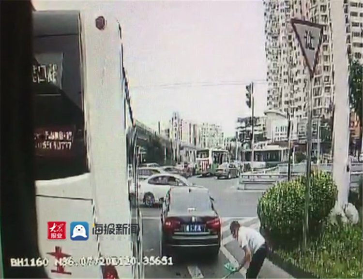  公交|红灯路口 青岛公交驾驶员这个弯腰暖人心！