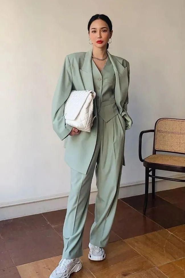 好看|今秋西装外套火了,这么穿好看又高级,时髦炸了