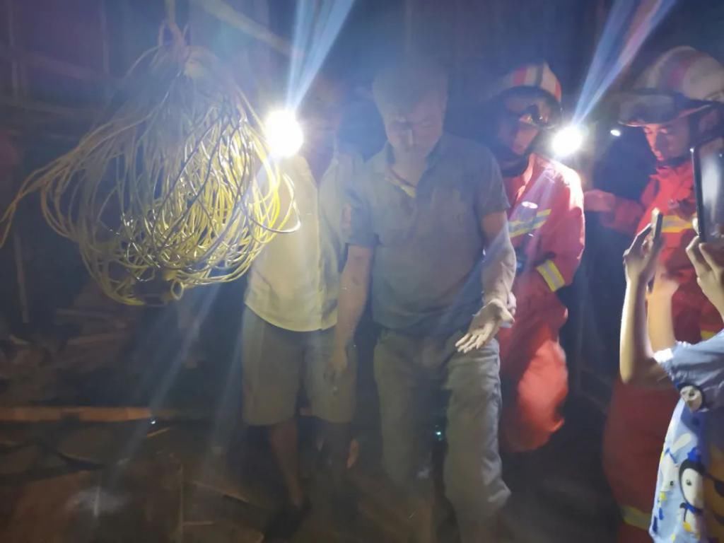  别人|车头悬空！黔西南一司机车子开到别人家房顶上，好惊险！