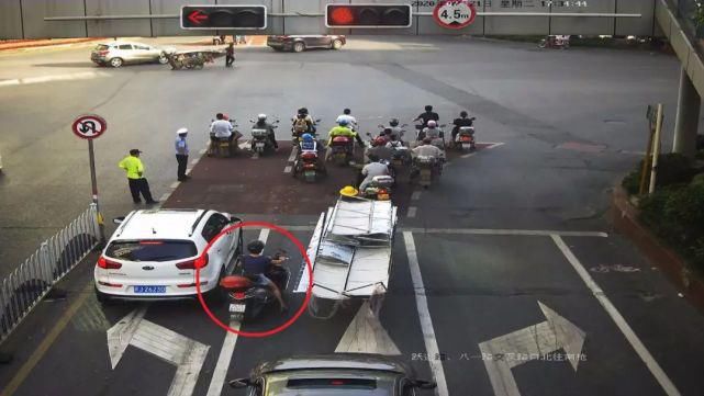  八一路交叉口|摩托车、电动车不按道行驶大曝光！丨创建曝光台