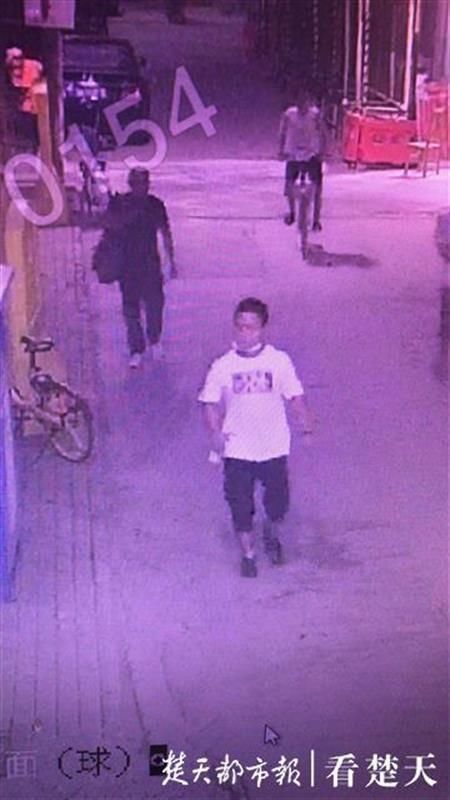 卷闸门|徒手掰开手机店卷闸门，男子偷走10多部手机和电脑