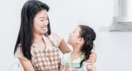 倚老卖老|奶奶抱熟睡孙女上公交，周围乘客熟视无睹，之后老人动作让人心酸