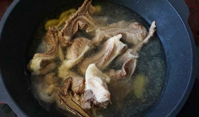  好吃|春菜和它这样炖，鲜咸香嫩，老公夸口好吃，吃到最后连汤汁都不剩