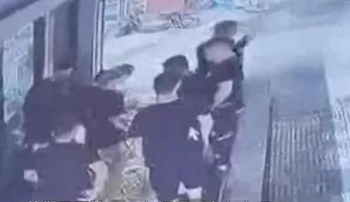 顾女士|女子吃夜宵遭陌生男子殴打、扇巴掌！打人者称：想交朋友把她当成男的了？