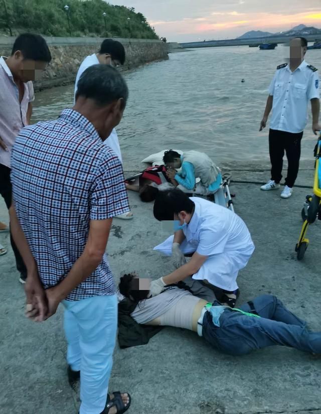 新娘|新娘海边拍照被浪卷走：穿婚纱死亡，新郎紧握女子手低头悲戚