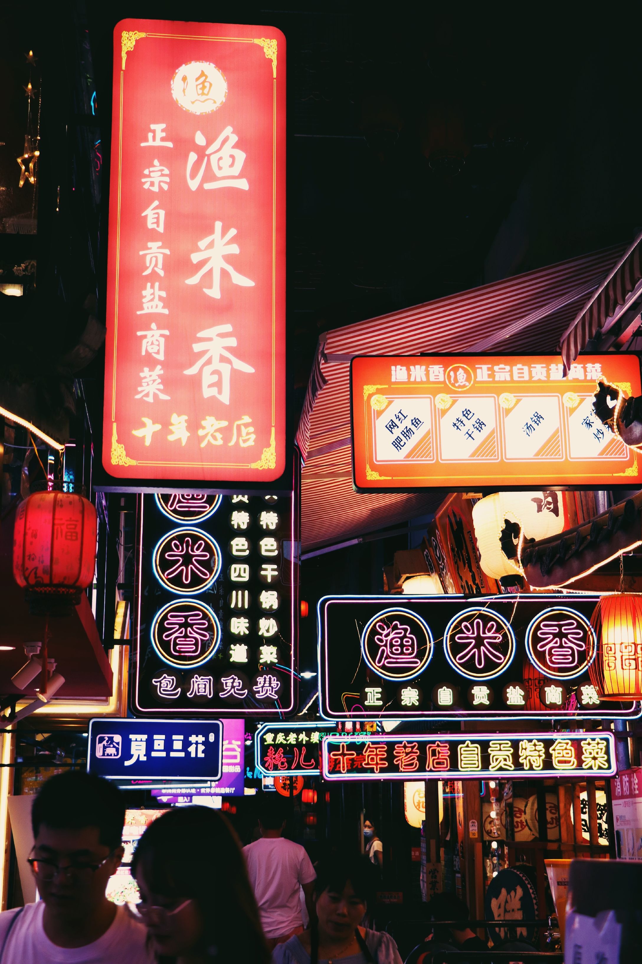 商场里|美食打卡攻略!每一个美食聚集地,都种满了成都人