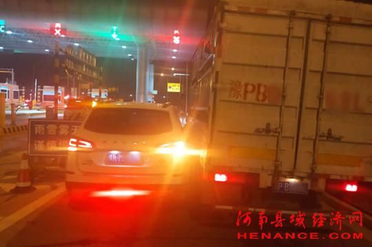  高速|高速收费站口两车互不相让，酿成事故还得处罚