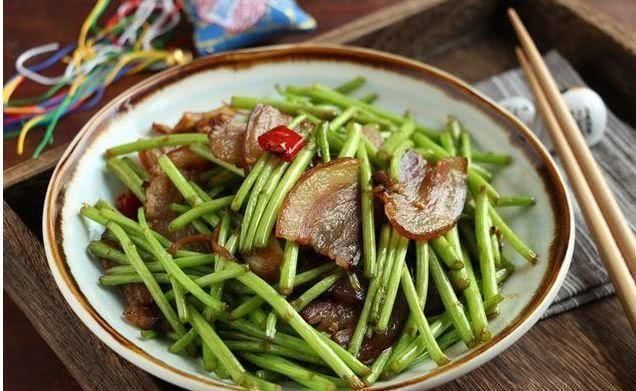  红烧肉|美食推荐：西芹培根卷，泡菜炒土豆丝，腐竹红烧肉，腊肉炒泥蒿