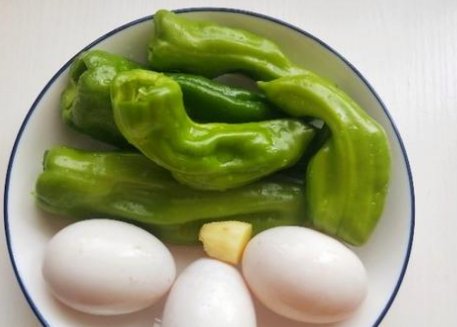  好吃|这才是青椒最好吃的做法，和鸡蛋一炒，营养美味，还特别下饭，香