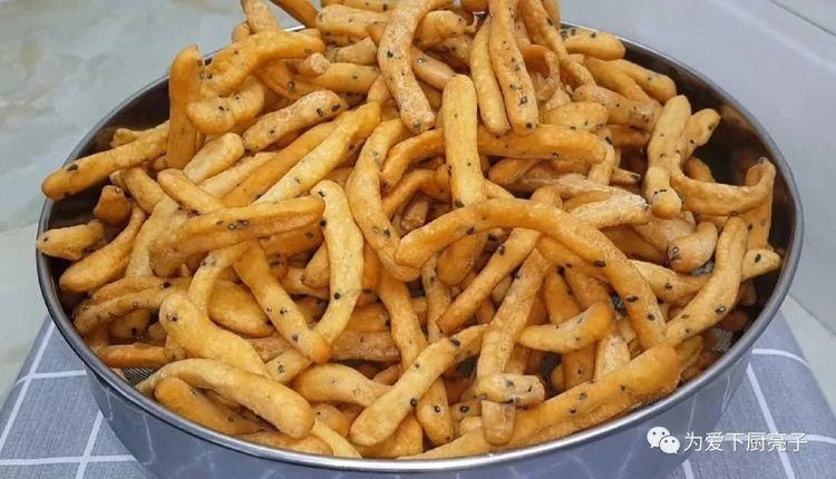  简单|油条这做法才简单，切一切炸一炸，个个焦脆又香甜，学会能开店了
