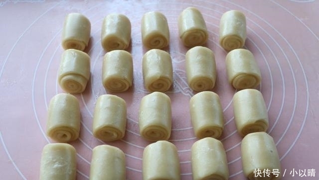 糕点|经典糕点蛋黄酥做法,7步就可上烤箱,外酥内软好吃不用花钱买