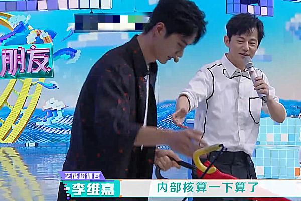  何炅|王一博弄坏节目组道具，何炅巧妙化解危机，姜还是老的辣呀