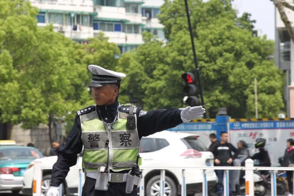 公交车|危急关头，“公交车”变身“急救车”，交警雨中狂奔开道！