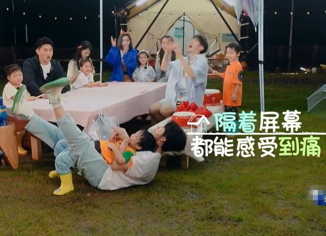  真的|张新成节目意外摔倒，注意到谢可寅下意识的举动，真的太暖心了