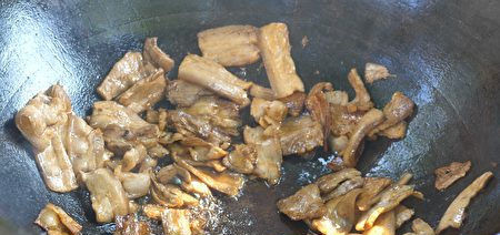  五花肉|尖椒炒五花肉，肥而不腻，色香味俱全，晚饭这一个菜就够了！