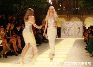 厉害|GIF搞笑趣图: 好厉害的情侣, 这几个动作实在是高难度啊!