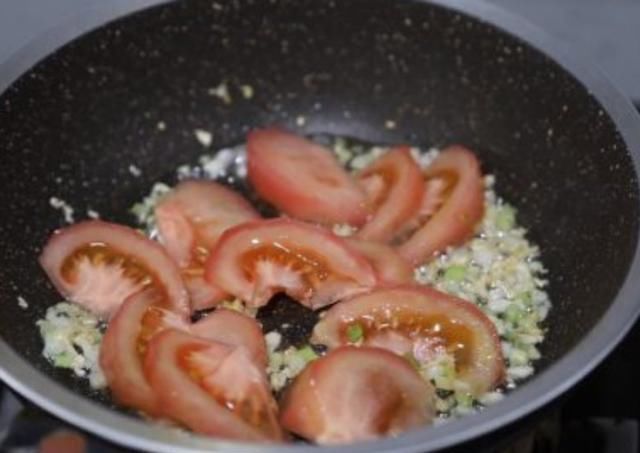 豆腐汤|美味可口，酸咸开胃的金针菇豆腐汤你也来做做尝尝吧！