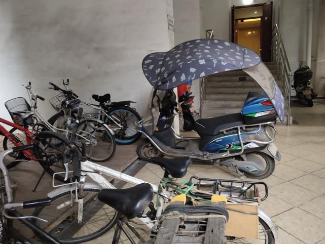 皇冠国际社|电瓶车堵了单元楼道！回家的路该谁来疏通？