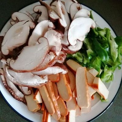  夏日|#夏日消暑，非它莫属#香菇香干炒青椒