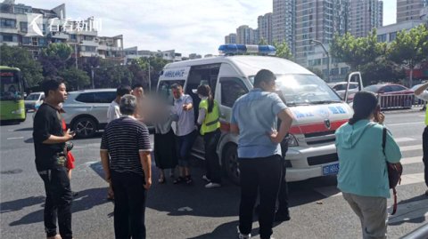  救护车|救护车被追尾侧翻 危急时刻一群人围了上来...