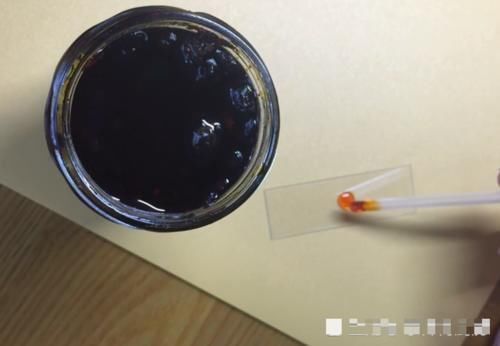 老干妈里面|小伙将老干妈放大400倍!密密麻麻都是这东西,网友:再也不吃了!