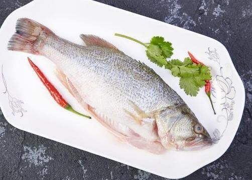  做法|清蒸鱼，放盐还是放生抽？都不对，教你正确做法，鱼肉鲜嫩还不腥