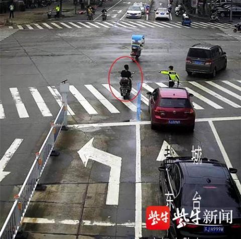  无奈|男子醉驾途中遇民警，先是闯卡后逃窜，无奈弃车逃跑