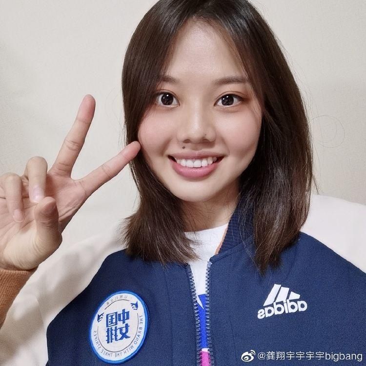  龚翔宇|中国女排俩国手同框热舞！奥运冠军面带笑容动作到位，大长腿吸睛